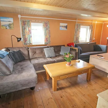 Dejligt Helarshus Med Indhegnet Grund Sj63 * هاربور