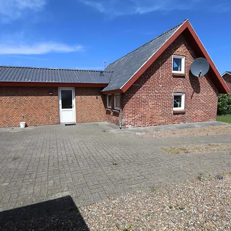 Dejligt Helarshus Med Indhegnet Grund Sj63 بيت للعطل