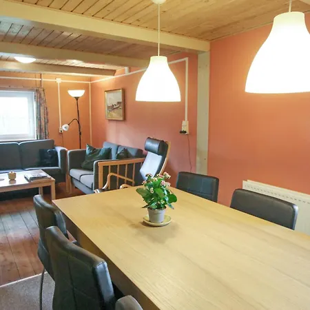 Dejligt Helarshus Med Indhegnet Grund Sj63 * هاربور